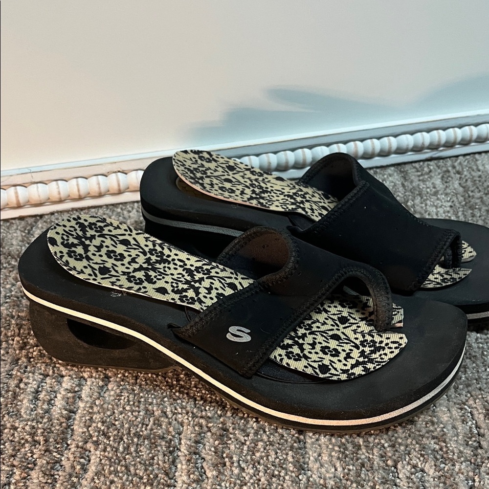 Skechers Women's Black and Cream Sandals